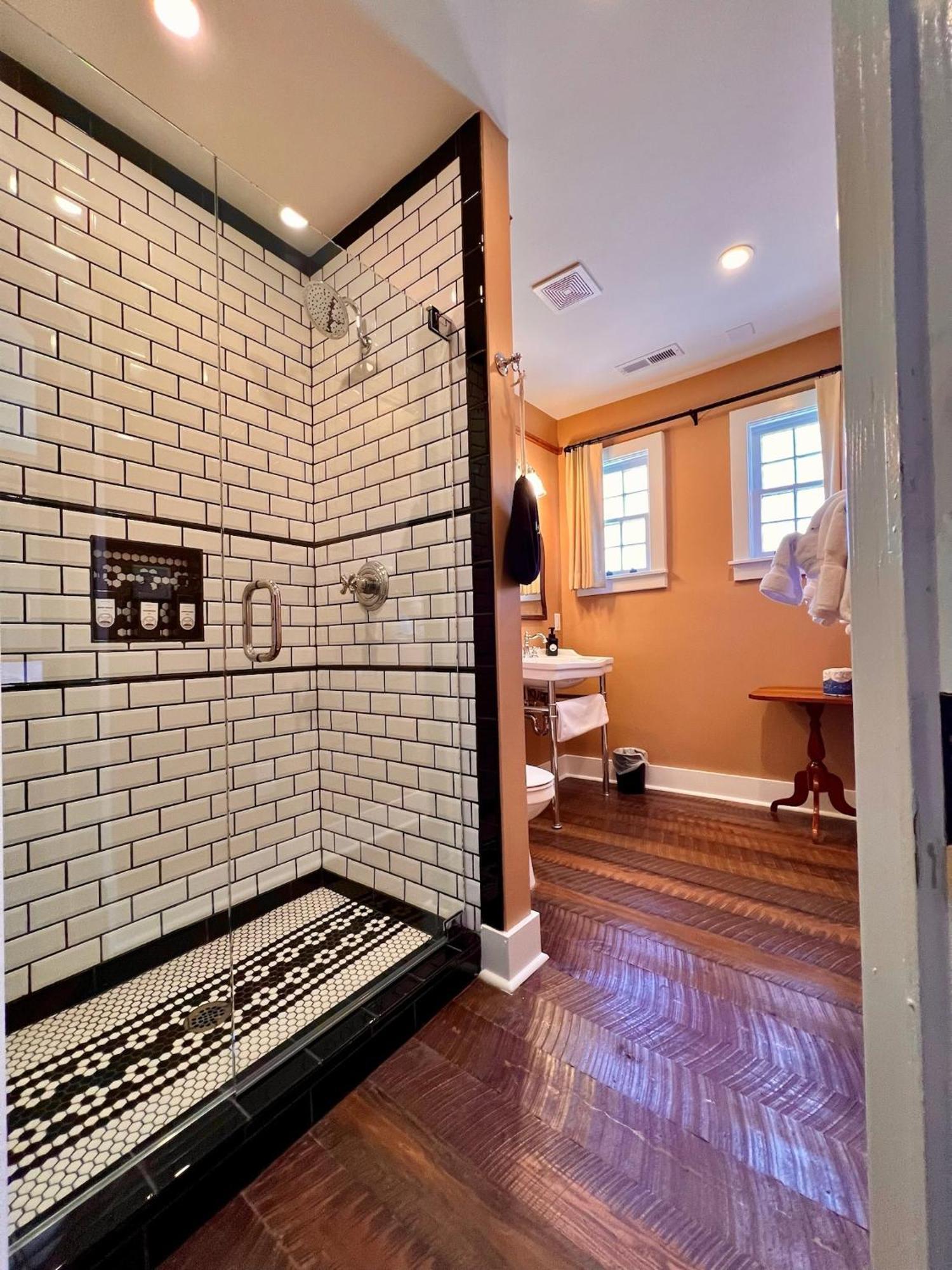 The Nuwray Hotel & Carriage House Burnsville エクステリア 写真